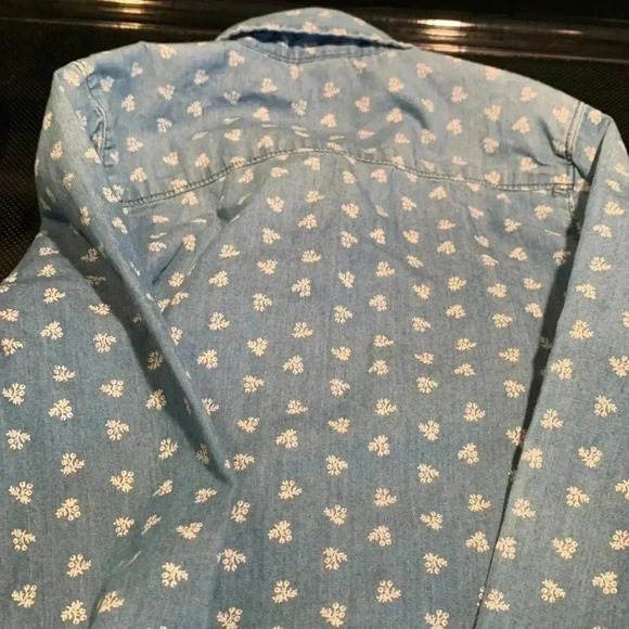 Gap, medium weight, long sleeve 100%  cotton button-down shirt - Picture 6 of 11